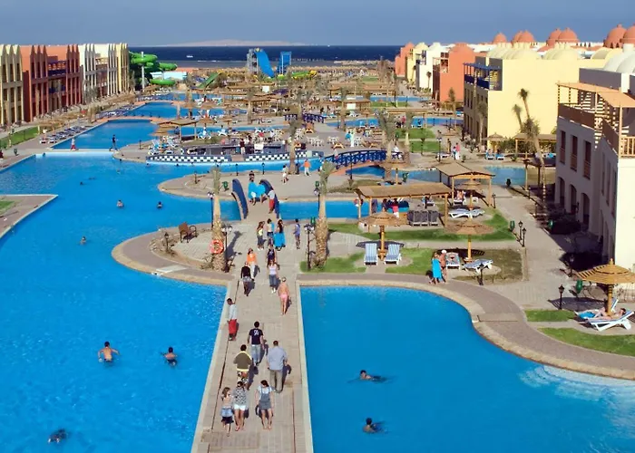 شاطئ تيتانيك منتجع الغردقة